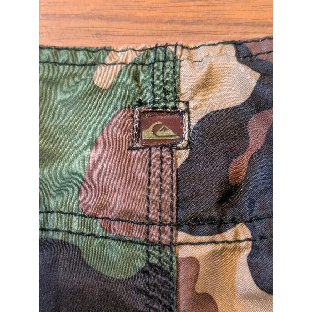Vintage Y2K Quiksilver Camo Board Shorts Mens 33 Cargo Swim Trunks Surf 2000s